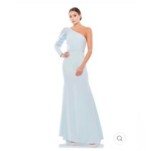 Gorgeous dress 💙🤩One shoulder gown with a single puffed long sleeve.Mac Duggal